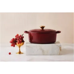 LE CREUSET Cocotte en Fonte Ovale 29 cm Garnet Bouton Doré Signature Clearance