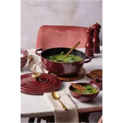 LE CREUSET Marmite en Fonte 26 cm Garnet Bouton Doré Signature Best