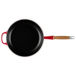 LE CREUSET Sauteuse en Fonte 28 cm Cerise avec Manche en Bois Signature Best