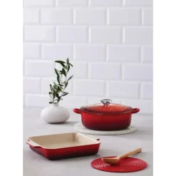 LE CREUSET Set Cocotte 24 cm, Plat à Gratin 23 cm et Dessous de Plat Cerise Outlet